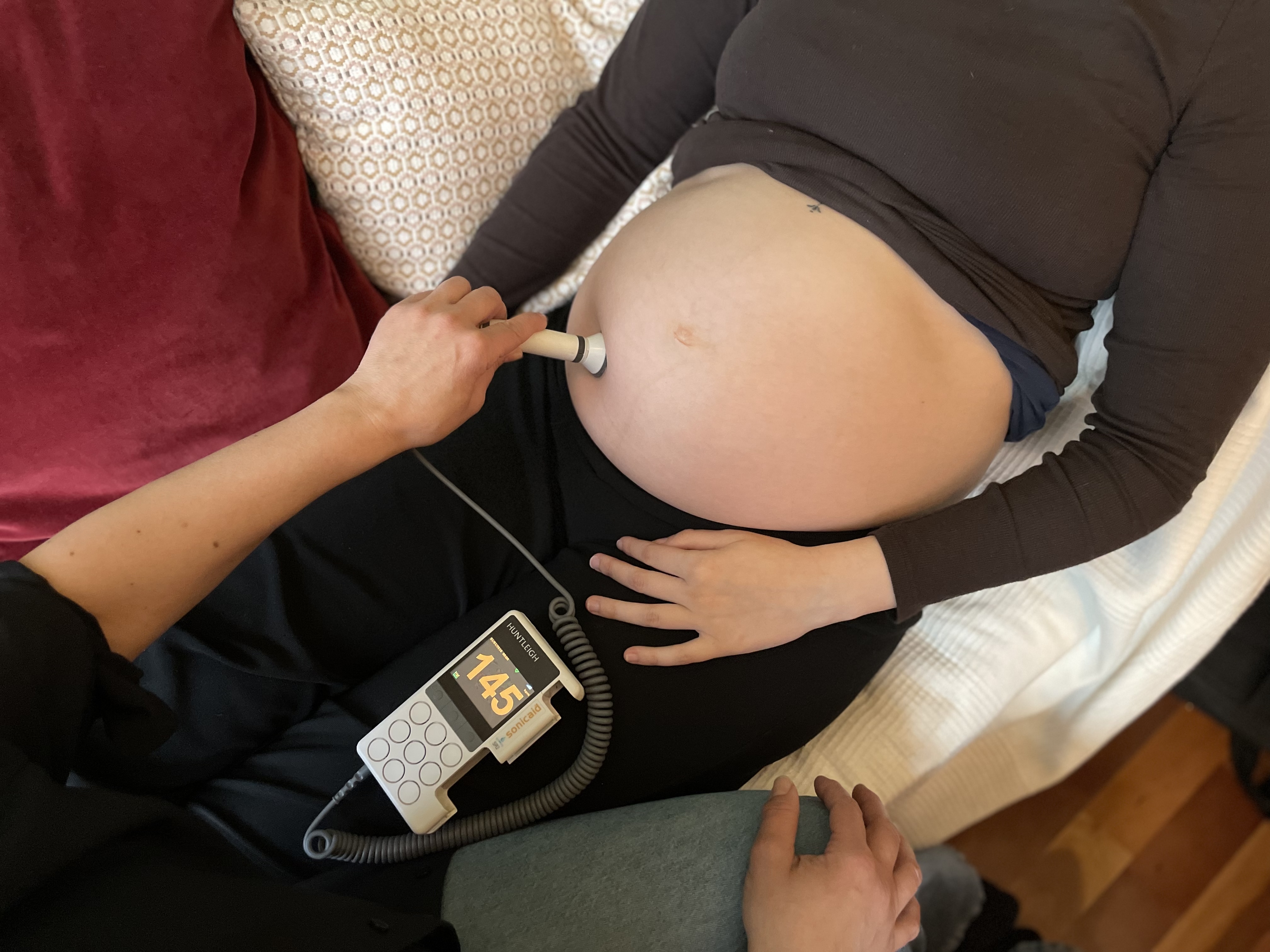 Hebamme hört mit dem Sonicaid die Herztöne des Babys ab – 145 Schläge pro Minute