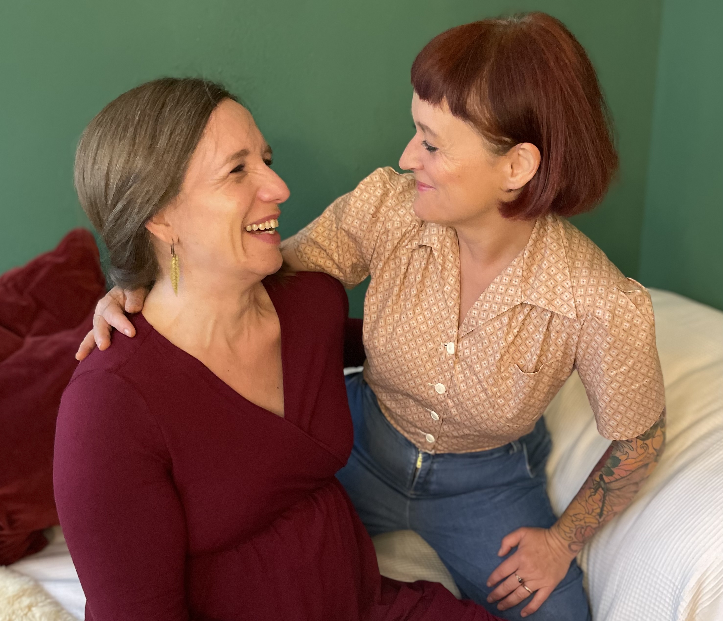 Maja und Judith, die beiden Praxisinhaberinnen der Hebammengemeinschaft Mittendrin