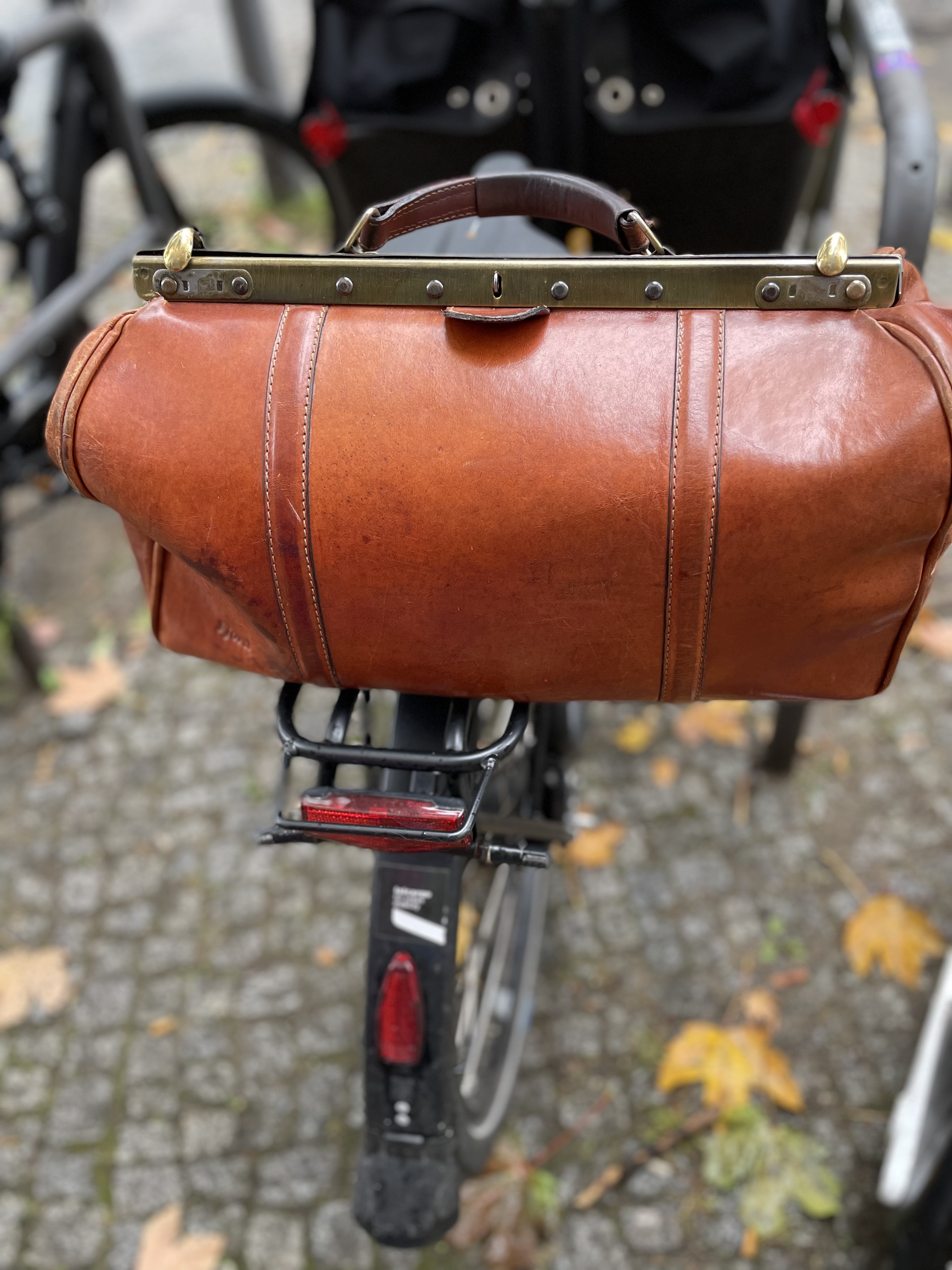Hebammenkoffer aus Leder auf dem Fahrrad