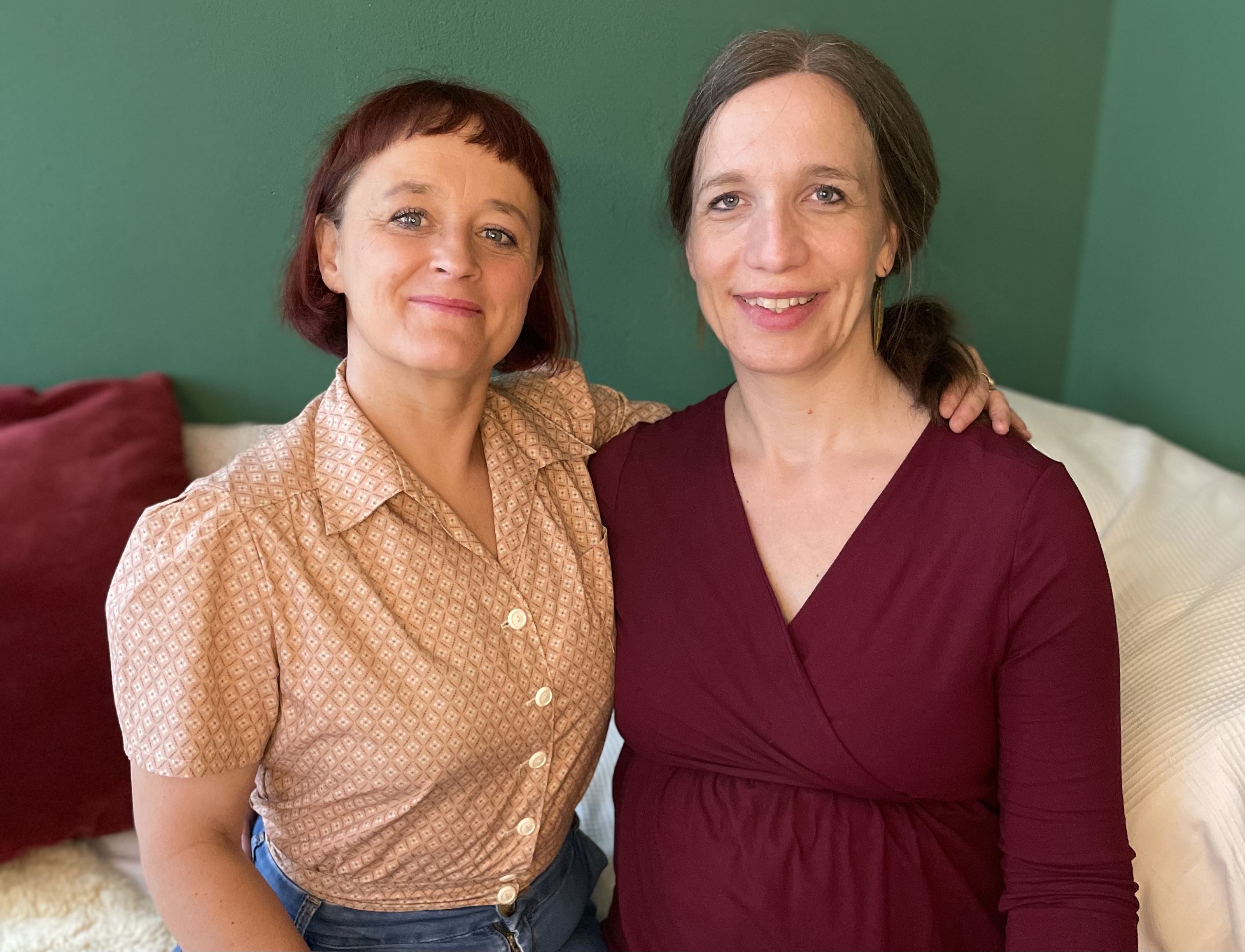 Maja und Judith, die beiden Praxisinhaberinnen der Hebammengemeinschaft Mittendrin